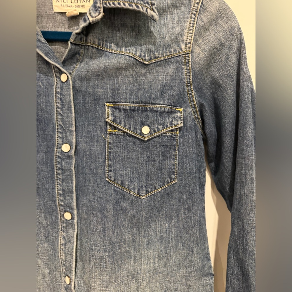 NILI LOTAN Travis Denim Shirt In Classic Wash Size XS EUC - Picture 7 of 16